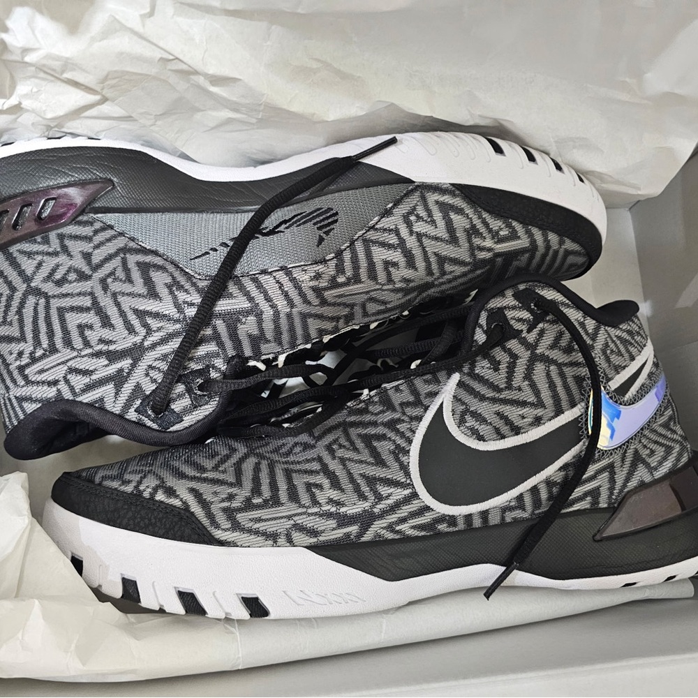 Nike Men's Black and Gray Athletic Shoes